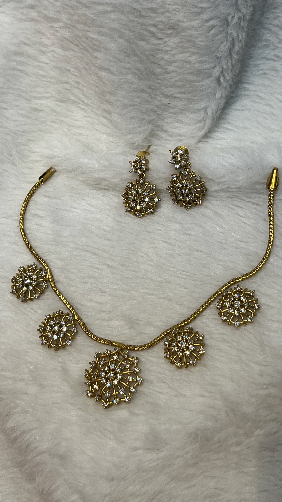 Gold-Tone Chain with Circular Flower Charms Set