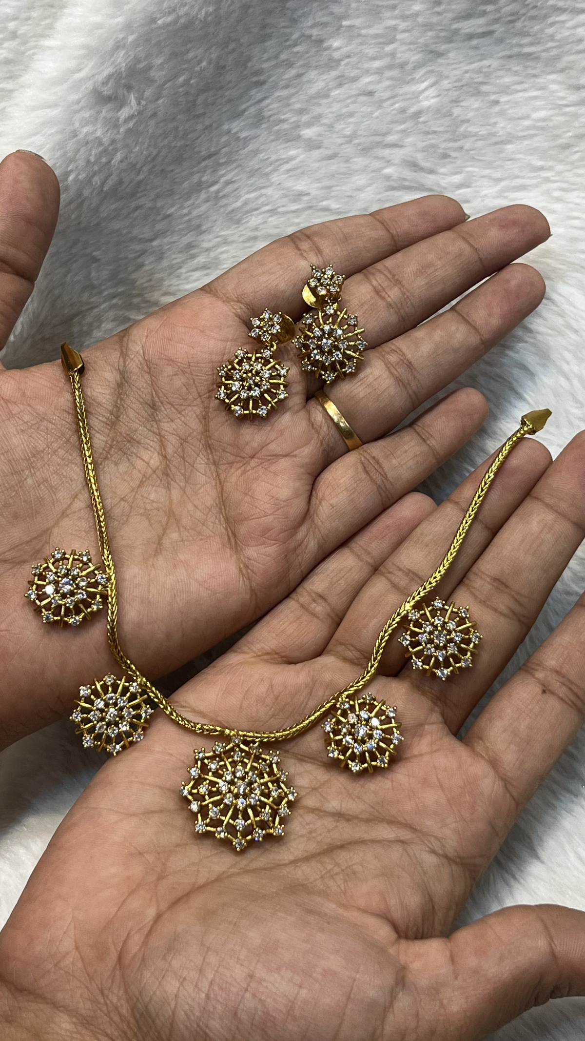 Gold-Tone Chain with Circular Flower Charms Set